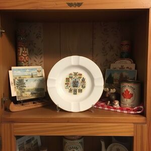 Canada Coat Of Arms Emblem Tourist Souvenir Porcelain Ashtray 22k Gold Trim Vtg